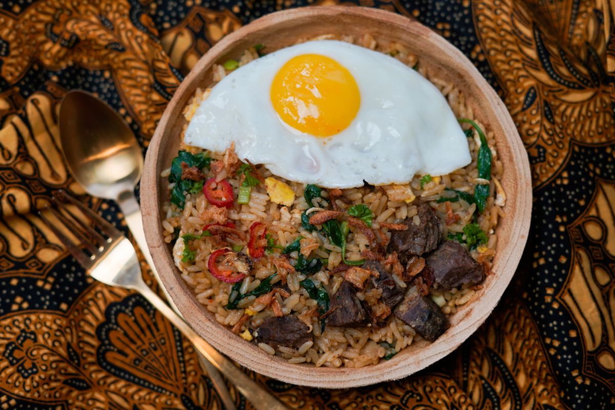 nasi goreng rendang, resep nasi goreng rendang, Resep Nasi Goreng Rendang Kaya Rempah, Menu Praktis Lezat Usai Lebaran, Bahan utama, Bumbu halus, Pelengkap, Tumis bumbu halus, Masukkan telur, Tambahkan rendang, Masukkan nasi putih, Bumbui dan beri daun bawang