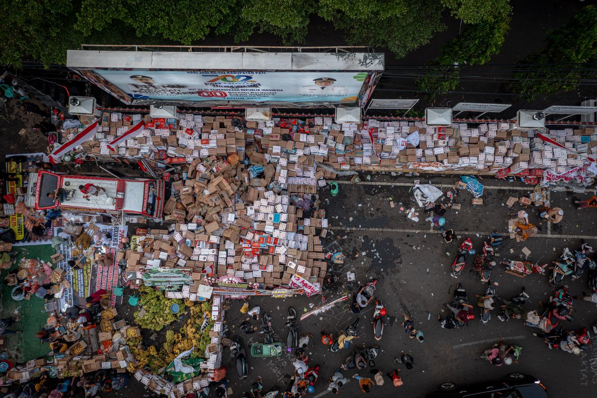 Jawa Tengah, Pati, bupati pati, bupati pati sudewo, demo pati, Bupati Sudewo, Jumlah Massa Demo Pati Diperkirakan Capai 100 Ribu Orang, Dua Kali Lipat Tantangan Bupati, Massa Memadati Alun-Alun Sejak Subuh, Massa Teriakkan "Bupati Lengser", Aliansi Masyarakat Pati Bersatu Desak Sudewo Mundur, Ancam Aksi Akan Berlanjut, Pemicu Demo Pati: Kenaikan Pajak hingga 250 Persen
