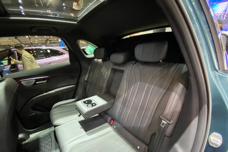 Lepas L8, Jajal Lepas L8: Sensasi Berkendara SUV PHEV Modern