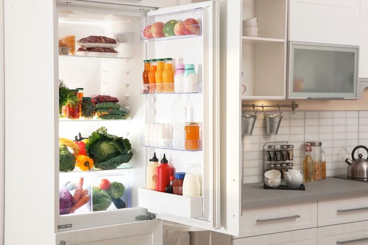 bahan makanan di kulkas, 5 Tips Mengatur Bahan Makanan di Kulkas agar Tahan Lama Menurut Ahli, 1. Periksa semua bahan makanan di kulkas, 2. Susun makanan sesuai kategori, 3. Kelompokkan makanan yang dimakan lebih dulu, 4. Gunakan wadah penyimpanan yang tepat, 5. Singkirkan kemasan makanan