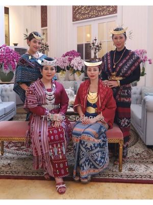 Titiek Soeharto, kain tenun, kain tenun NTT, Himpunan Ratna Busana, Kain tenun, Jenis kain tenun NTT, Kain tenun NTT, Kain Tenun, Jenis Kain Tenun NTT, Fungsi Kain Tenun NTT, kain tenun nusa tenggara timur, motif kain tenun ntt, wastra NTT, Mengenal Kain Tenun NTT, Dipakai Titiek Soeharto di Acara Himpunan Ratna Busana