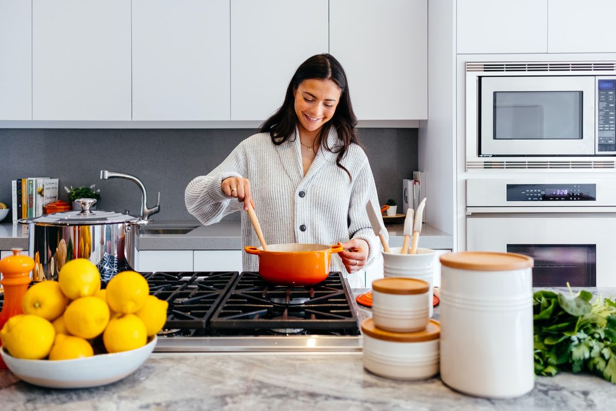 Manfaat Memasak untuk Kesehatan Mental, Salah Satunya Meredakan Stres, Memasak sebagai Bentuk Mindfulness, Meningkatkan Rasa Percaya Diri, Sarana Ekspresi Kreativitas, Membantu Mengelola Emosi dan Stres, Memperkuat Hubungan Sosial, Mendukung Rutinitas dan Kesehatan Mental