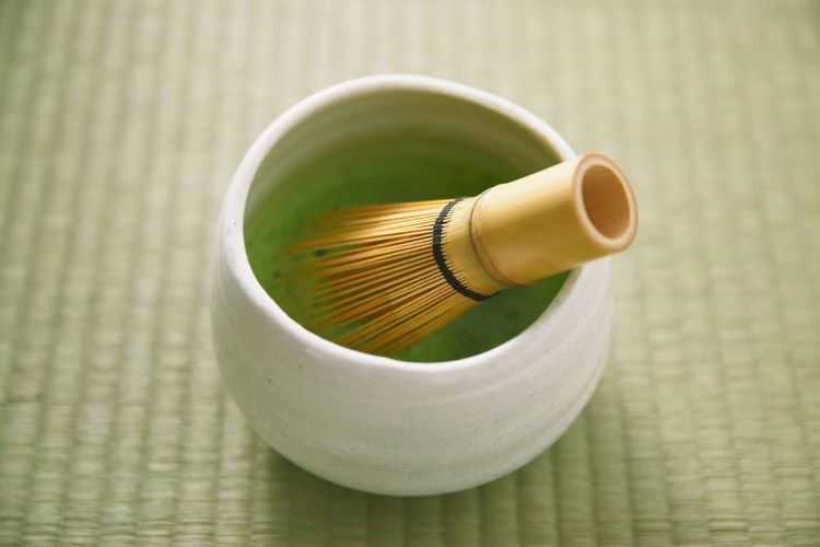 cara menghilangkan bau mulut, Bau Mulut, makanan berbau menyengat, 6 Cara Hilangkan Bau Mulut Setelah Makan Makanan Berbau, 1. Minum air putih, 2. Konsumsi sayuran segar, 3. Minum teh hijau atau teh mint, 4. Gunakan minyak tea tree, 5. Kunyah permen karet, 6. Berkumur dengan obat kumur