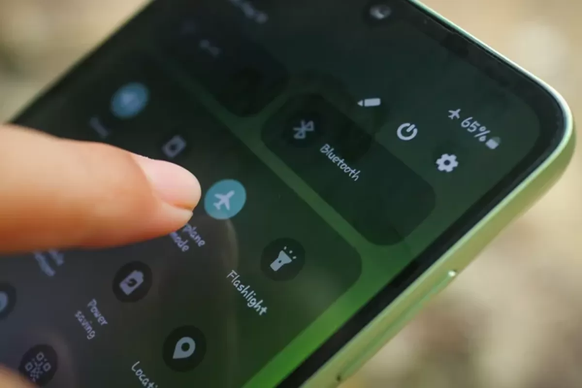 Airplane Mode, charger, Benarkah Airplane Mode Bikin HP Lebih Cepat Terisi Saat Dicas?