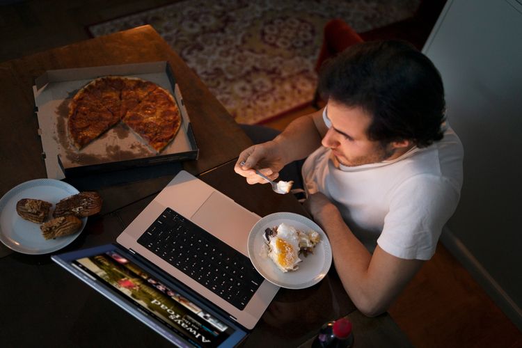 ahli gizi, akibat sering melewatkan jam makan, akibat sering melewatkan sarapan, dampak melewatkan sarapan, dampak kesehatan jika melewatkan makanan, apa yang terjadi jika melewatkan makan, sering melewatkan makan, skip makan, 8 Dampak Serius Melewatkan Jam Makan, Energi Lemas hingga Risiko Penyakit, 1. Memicu kecemasan dan suasana hati buruk, 2. Energi menurun dan tubuh lemas, 3. Sinyal lapar dan kenyang terganggu, 4. Dorongan makan berlebihan, 5. Kekurangan nutrisi penting, 6. Gangguan pencernaan, 7. Memicu gangguan makan, 8. Berkuranganya kenikmatan makanan