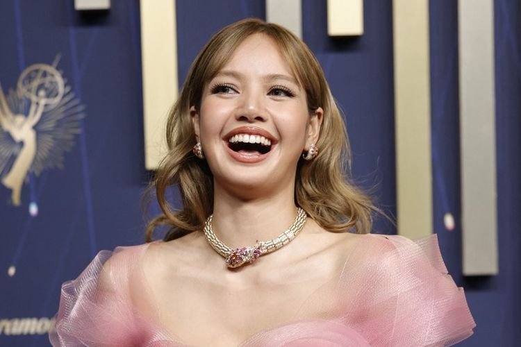 Emmy Awards, Lisa BLACKPINK, Lalisa Manobal, emmy awards 2025, Lisa BLACKPINK Kenakan Gaun Asimetris Pink di Emmy Awards 2025, Detail gaun Lisa di Emmy Awards 2025, Riasan dan gaya rambut Lisa di Emmy Awards 2025, Keterlibatan Lisa di The White Lotus, Malam besar untuk The White Lotus