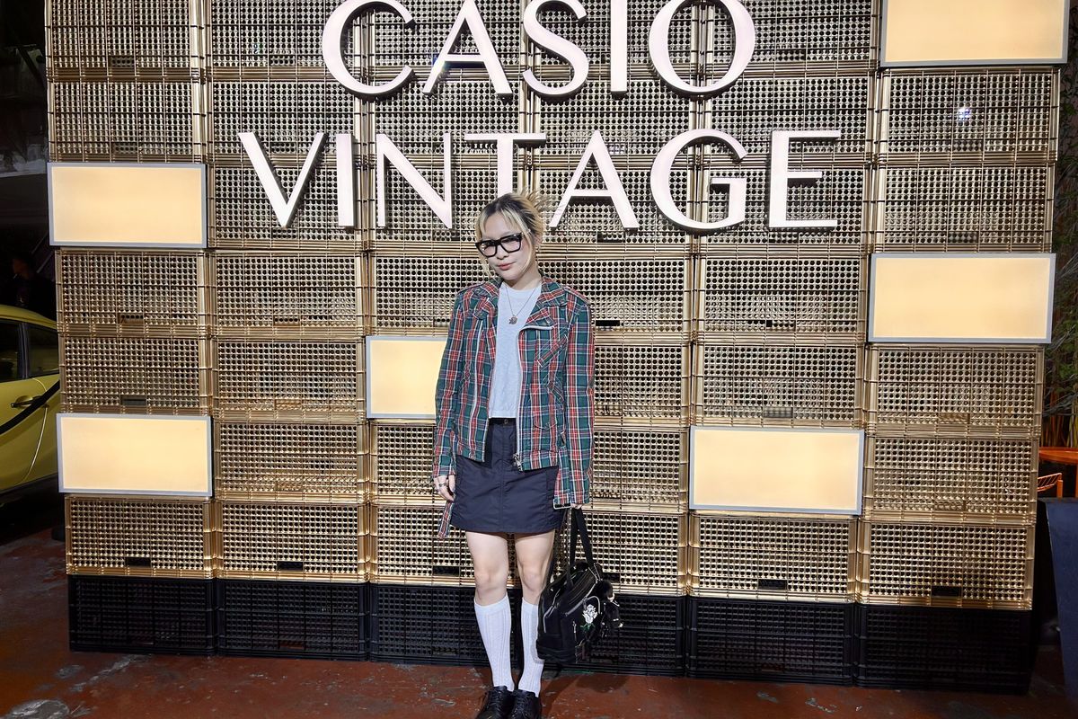 Casio Vintage, lystia novilda, fashion lystia novilda, koleksi jam vintage casio, CASIO VINTAGE Back in Time Ahead in Style, Gaya Modern Vintage Lystia Novilda jadi Best Dress di acara Casio Vintage, Padu padan jaket plaid dan mini skirt bergaya modern vintage, Aksesoris fesyen lain sebagai pelengkap gaya, Jam tangan Casio sebagai sorotan utama look-nya, Suasana acara yang kental nostalgia dan koleksi ikon Casio Vintage