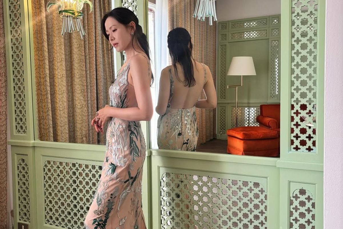 Son Ye Jin, gaya son ye jin, potret son ye jin, venice festival film 2025, 6 Gaya Son Ye Jin di Venice Film Festival 2025, Anggun dan Memukau, 1. Gaun floral backless, 2. Nuansa pastel, 3. Makeup natural, 4. Gaun hitam lace, 5. Detail lace yang classy, 6. Gaun mengembang