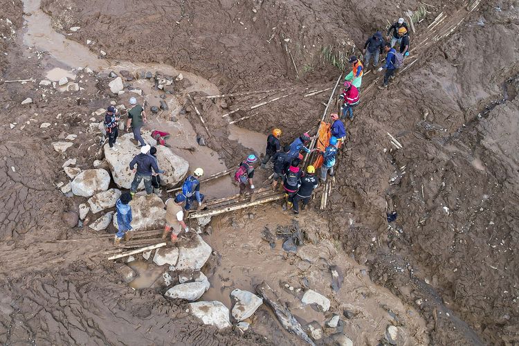 tanah longsor, Cisarua, BERITA FOTO: Dampak Longsor di Cisarua Bandung Barat dan Kerusakannya, 20 jenazah berhasil diidentifikasi, Seratusan warga dilaporkan hilang, Korban dari prajurit TNI, Pesan Wapres Gibran