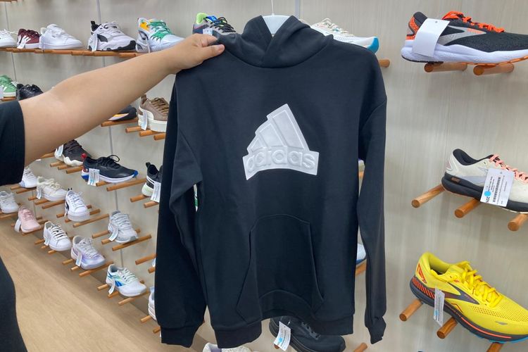 outfit cowok, adidas, Inspirasi OOTD Kantor Bergaya Athleisure, Tetap Rapi di Musim Hujan
