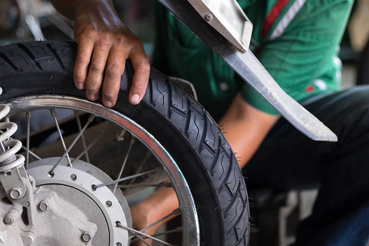 suspensi motor, tekanan angin ban, trik melembutkan suspensi, Alfian Kepala Mekanik, Cara Ampuh Melembutkan Suspensi Motor yang Keras