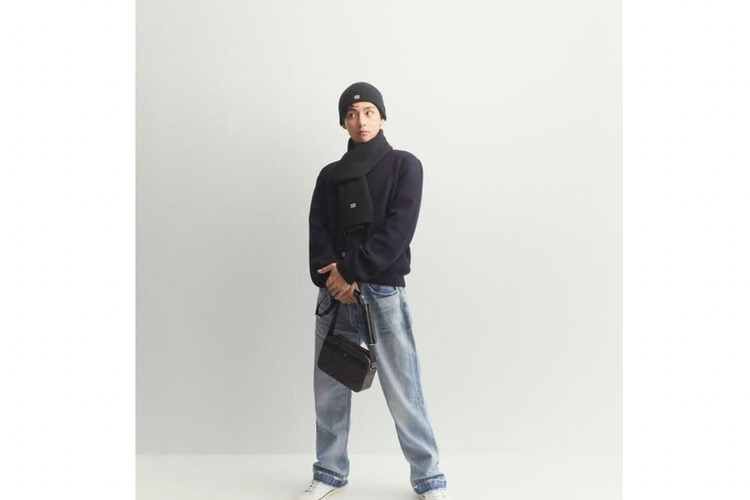 V BTS, V BTS wamil, kim tae hyung bts, kim tae hyung, v bts pulang wamil, v bts sekarang, ootd ala v bts, style v bts, outfit V BTS, ootd v bts, 5 Outfit V BTS yang Cool, Jadi Inspirasi OOTD, 1. Bold statement dengan warna kontras, 2. Casual pink outfit, 3. Street wear on denim, 4. Minimalist urban, 5. Vintage