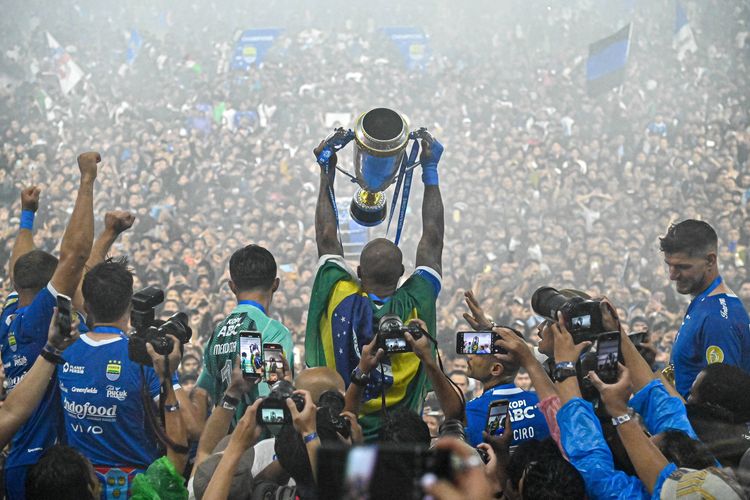 Persib, Liga 1, Persis Solo, Persib Bandung, Bobotoh, Hasil Liga 1, Persib vs Persis Solo, Persib vs Persis, Liga 1 2024-2025, BERITA FOTO: Persib Angkat Trofi Liga 1 2024-2025 di Tengah Invasi Bobotoh