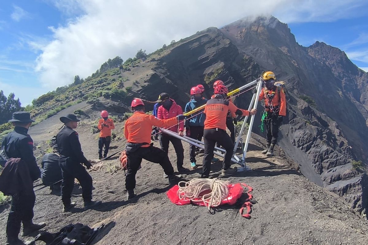 Gunung Rinjani, Wisatawan asal Brasil, Juliana Marins, evakuasi juliana marins, wisatawan asal brasil jatuh di gunung rinjani, wisatawan asal brasil, pendaki asal brasil jatuh di rinjani, evakuasi jualana marins pendaki asal brasil, Juliana Marins dan Kompleksitas Operasi SAR di Gunung Rinjani, Reaksi keluarga dan kritik warganet Brasil, Basarnas: Evakuasi sudah dilakukan sesuai SOP, Faktor cuaca dan tantangan medan, Gunung Rinjani dan catatan keamanan pendakian