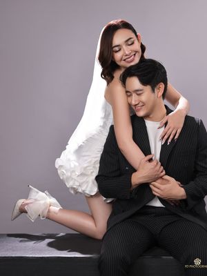 prewedding, Kenny Austin, Amanda Manopo, amanda manopo prewedding, amanda manopo menikah dengan arya saloka, kenny austin dan amanda manopo, amanda manopo dan kenny austin pacaran, 8 Gaya Prewedding Amanda Manopo dan Kenny Austin, Romantis dan Elegan, 1. Elegan dengan hewan peliharaan, 2. Gaun mini berstruktur bunga, 3. Sentuhan hitam-putih yang klasik, 4. Makeup, 5. Look minimalis tapi berkelas, 6. Bouquet, 7. Tatanan rambut sleek bun, 8. Kilau perhiasan berkelas
