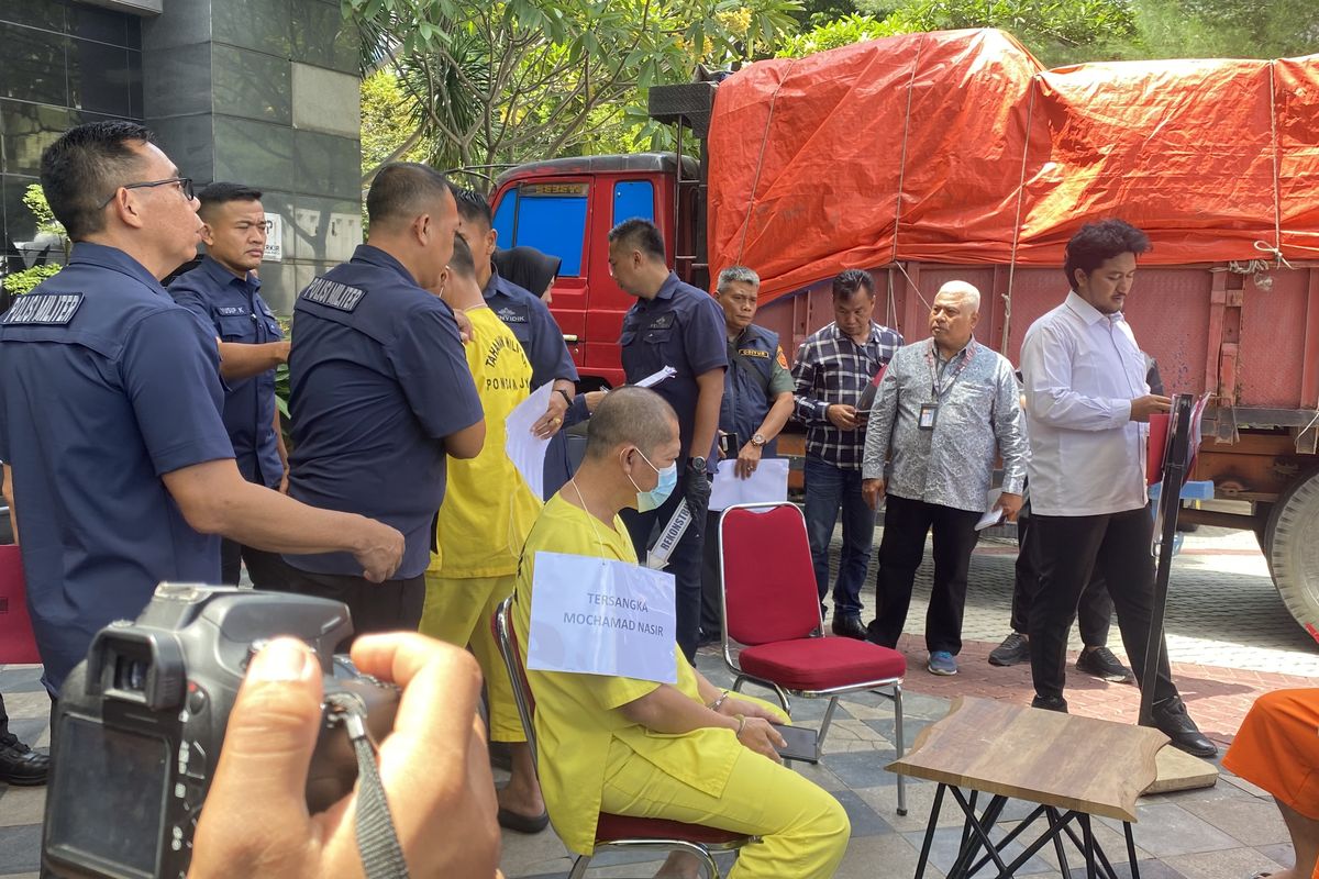 Prajurit TNI AD, Kacab bank BUMN dibunuh, pembunuhan kacab bank, penculikan kacab bank, 3 Prajurit Kopassus Jadi Tersangka Penculikan Kacab Bank BUMN, Identitas 3 Prajurit TNI yang Jadi Tersangka Pembunuhan Kacab Bank , Rekonstruksi Hadirkan 17 Tersangka, Termasuk Prajurit TNI, Kronologi Lengkap: Dari Penculikan hingga Korban Ditemukan Tewas, Pasal yang Dikenakan: Penculikan Mengakibatkan Kematian
