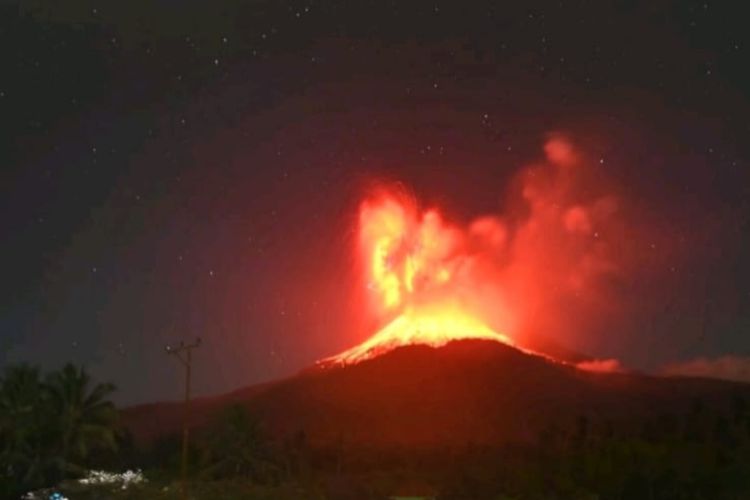erupsi gunung Lewotobi, Gunung Lewotobi, Gunung Lewotobi meletus, Erupsi Gunung Lewotobi, 3.263 Penumpang Batal Terbang dari Bandara Komodo Imbas Erupsi Gunung Lewotobi