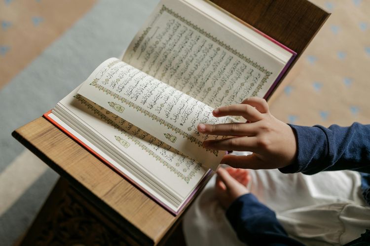 Lailatul Qadar, malam Lailatul Qadar, 5 Amalan Malam Lailatul Qadar, Salah Satunya Menghidupkan Shalat Malam, 1. Memperbanyak shalat malam, 2. Membaca Al-Quran dan merenungi maknanya, 3. Memperbanyak dzikir dan doa, 4. I'tikaf di Masjid, 5. Bertaubat dan memohon ampun