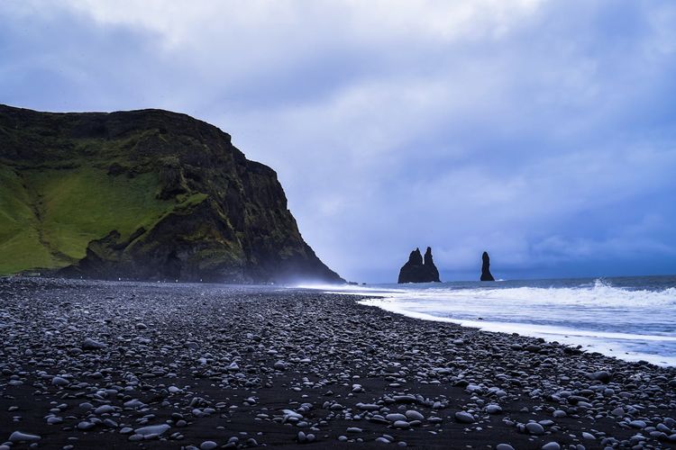 healing, negara paling damai di dunia, Islandia negara paling damai di dunia, negara paling damai, tempat wisata Islandia, tempat wisata negara paling damai di dunia, 8 Tempat Wisata di Negara Paling Damai di Dunia, Cocok Buat Healing!, Reynisfjara, Strokkur, Kirkjufell, Laguna gletser Jökulsárlón, Air terjun Dynjandi, Vatnajökull, Danau Víti, Reykjavik