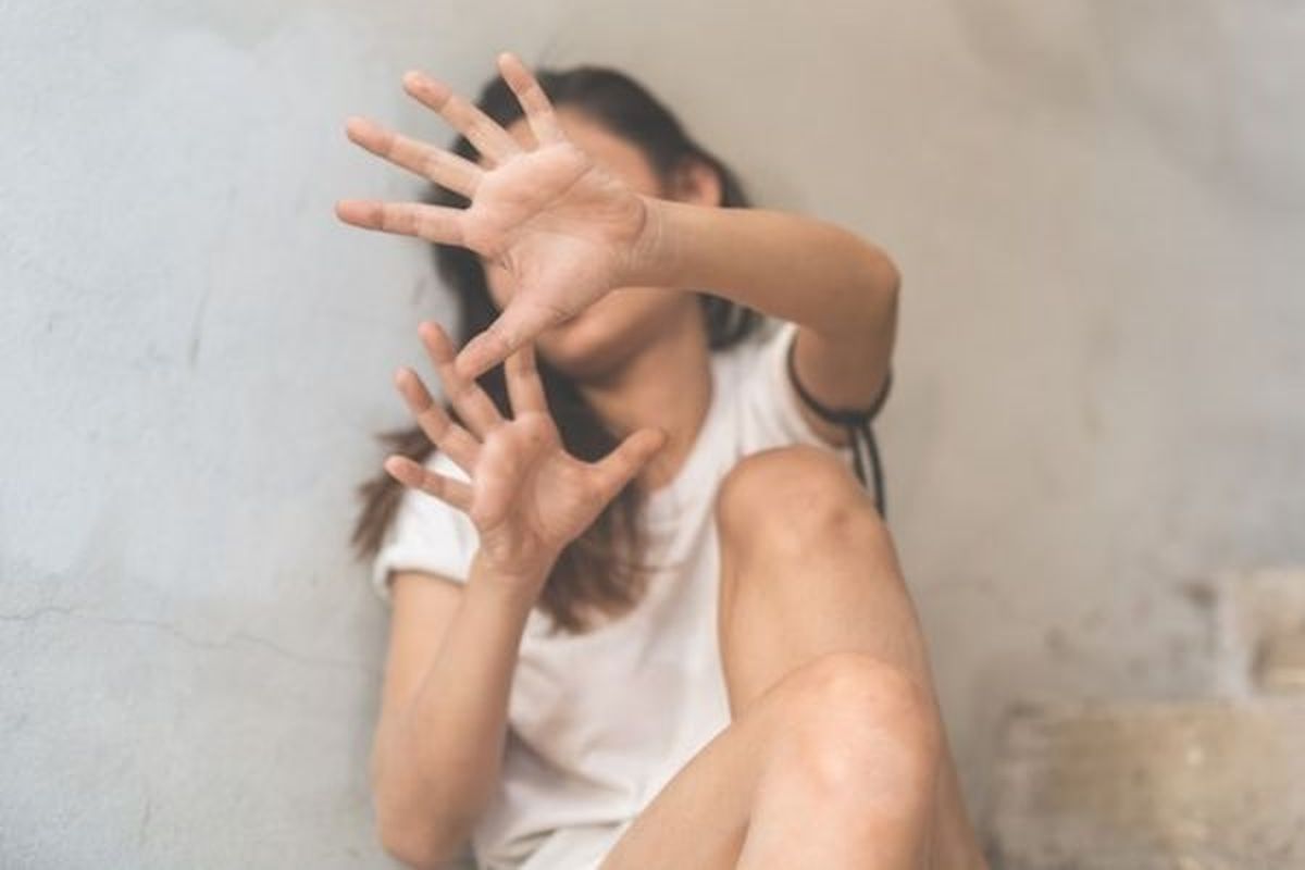 pelecehan seksual, Pelecehan Seksual, pelecehan, korban pelecehan, terapi pasca pelecehan, mengobati korban pelecehan, yang harus dilakukan jika mengalami pelecehan seksual, apa yang harus dilakukan jika mengalami pelecehan seksual, 4 Langkah yang Harus Dilakukan jika Mengalami Pelecehan Seksual, 1. Bicara dengan orang yang dipercaya, 2. Segera mencari bantuan profesional, 3. Berani bicara, 4. Lakukan Terapi Pemulihan Trauma