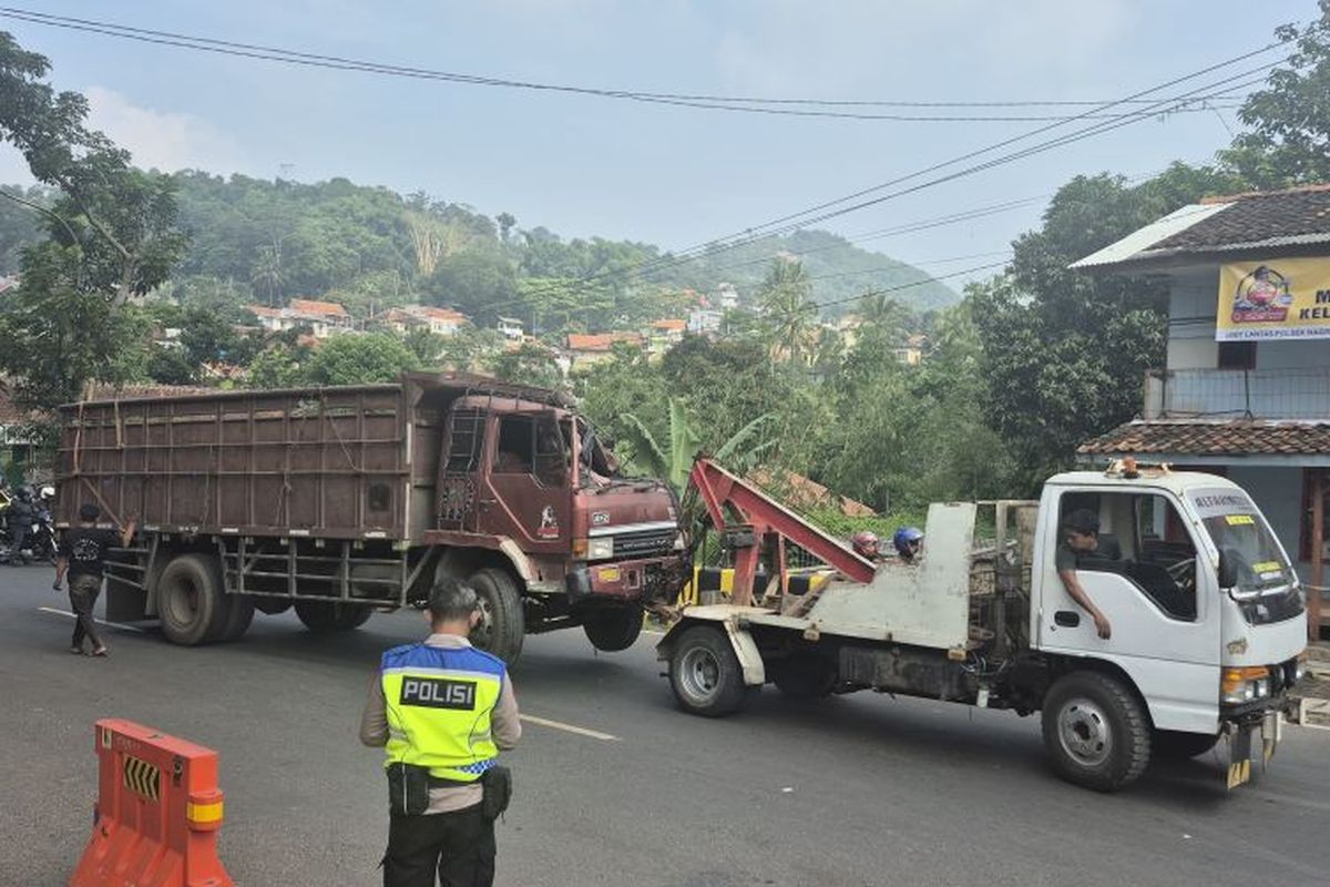 jalur Nagreg, Truk Pengangkut Sapi Terguling di Jalur Nagreg, Satu Pemudik Tewas, Apa penyebab kecelakaan di jalur Nagreg?, Apa dampak dari kecelakaan tersebut?, Bagaimana kondisi lalu lintas setelah kejadian?, Bagaimana rekayasa lalu lintas diterapkan?