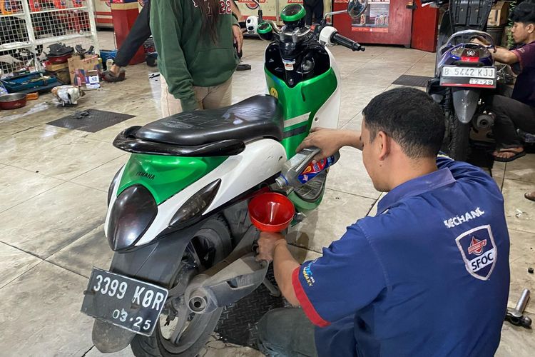Update Harga Oli Skutik Januari 2026: Castrol Turun dan Shell Naik