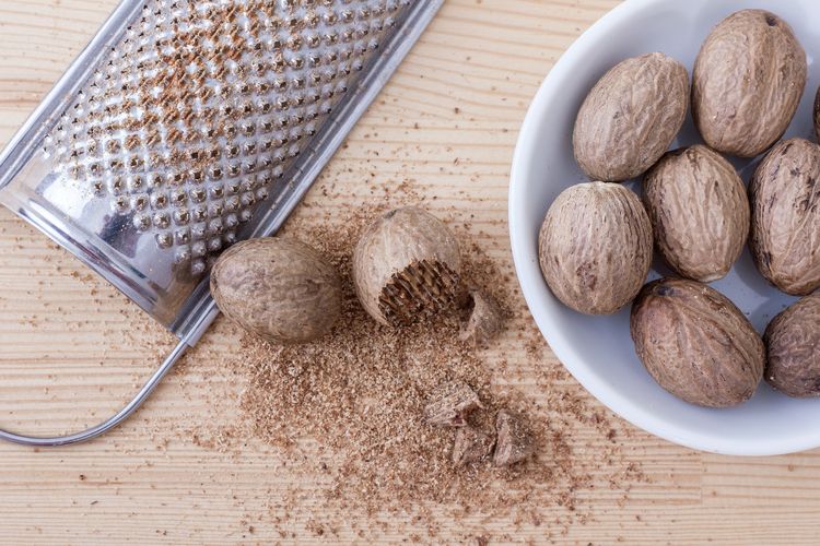 bumbu, rempah, masakan, 12 Bumbu Rempah Ini Wajib Ada di Rak Dapur Anda, Apa Saja?, 1. Merica Hitam Utuh (Whole Black Peppercorns), 2. Jinten (Cumin), 3. Ketumbar (Coriander), 4. Kayu Manis (Cinnamon), 5. Cabai Bubuk Merah (Cayenne Pepper), 6. Paprika Bubuk (Smoked or Sweet Paprika), 7. Cengkeh (Cloves), 8. Pala (Nutmeg), 9. Adas Manis (Fennel Seeds), 10. Bawang Putih Bubuk (Garlic Powder), 11. Kunyit Bubuk (Turmeric), 12. Kapulaga (Cardamom)