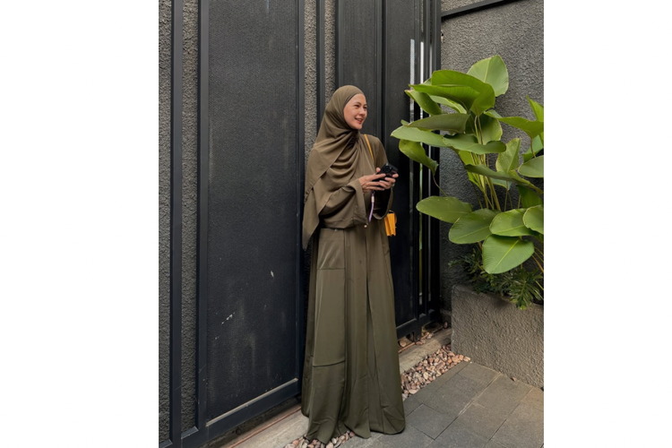 Inspirasi outfit hijab, Gaya Hijab Paula Verhoeven, ootd paula verhoeven, inspirasi outfit hijab, outfit paula verhoeven, style paula verhoeven, 5 Gaya Modest Paula Verhoeven, Elegan dan Stylish dalam Balutan Hijab, Nuansa nude, Gamis nuansa monokrom, Business casual, Earth tone, Look profesional