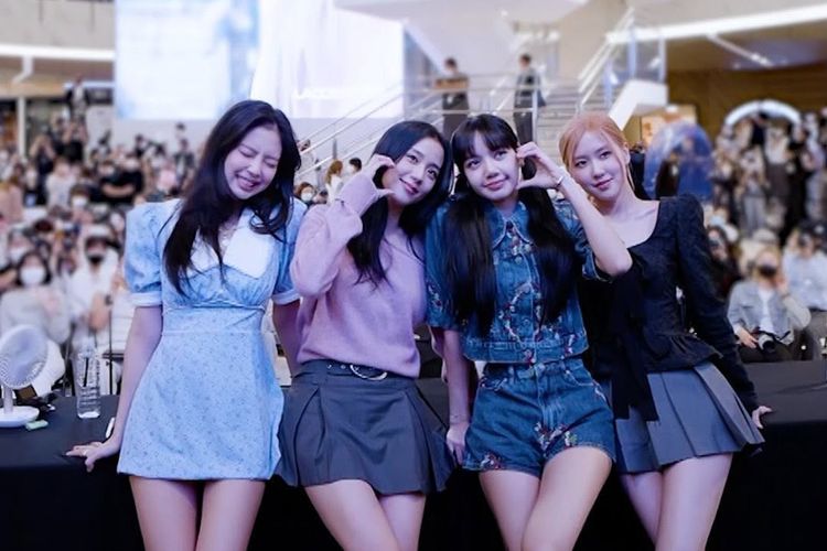 konser blackpink di indonesia, konser balckpink, konser blackpink jakarta 2025, konser blackpink 2025, style blackpink, 5 Gaya BLACKPINK yang Akan Konser di Indonesia, dari Timeless sampai Futuristik, 1. Gaya futuristik, kompak pakai boots hitam, 2. Kasual pakai kaos tapi tetap elegan, 3. Gaya timeless di acara semi-formal, 4. Sinematik fashion bernuansa pink, 5. Nuansa metropolis