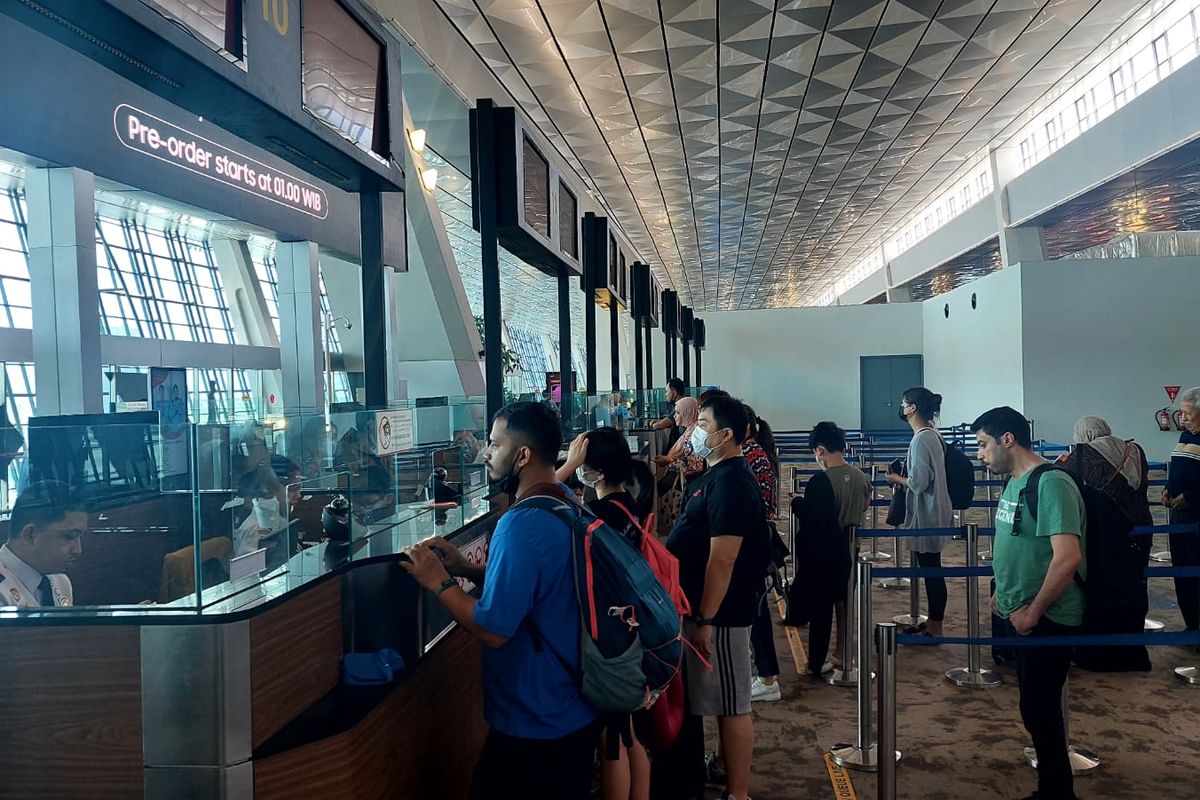 WN China ditolak masuk Indonesia, WN China mencuri di pesawat, WNA ditolak masuk ke Indonesia, Kronologi 2 WN China Ditolak Masuk Indonesia karena Mencuri di Pesawat, Pencurian di dalam pesawat, Penangkapan di Bandara Soekarno-Hatta, Ditolak masuk ke Indonesia, Dipulangkan ke negara asal