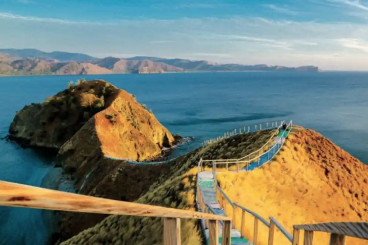 wisata alam, Luwuk Banggai, 5 Wisata Alam di Luwuk Banggai yang Wajib Dikunjungi, Cocok Buat Healing, 1. Air Terjun Salodik, 2. Pulau Dua, 3. Bukit Teletubbies, 4. Pantai Kilo 5, 5. Air Terjun Laumarang