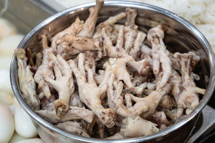 ceker ayam, olah ceker tanpa tulang, cara memisahkan tulang ceker, cara pisahkan tulang ceker, Cara Pisahkan Tulang Ceker Cepat dan Tak Ribet, Rendam Air Es, Bersihkan dan Potong Bagian Kuku Ceker, Rebus Ceker dengan Tambahan Garam, Rendam Ceker dalam Air Es, Kuliti dan Pisahkan Tulang Ceker dengan Hati-hati