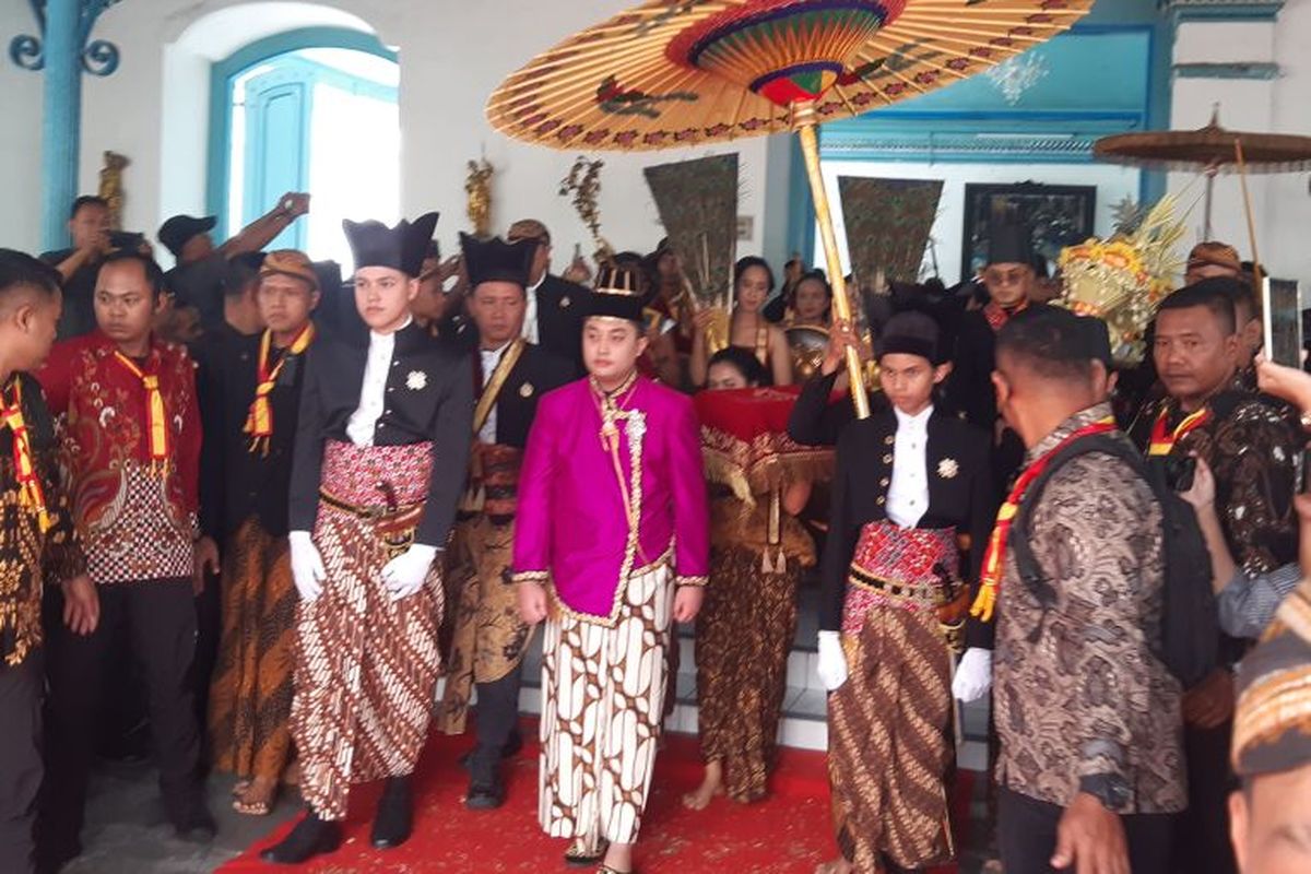 PB XIV, Jawa Tengah, Keraton Solo, Kerajaan Mataram, gusti purboyo, Gusti Purboyo Resmi Menjadi PB XIV Keraton Solo, Simbol Era Baru Kerajaan Mataram, Rute Prosesi Penobatan PB XIV, Isi Sabda Dalem PB XIV, Pernyataan PB XIV setelah Membaca Sabda Dalem, Kirab Ageng dan Antusiasme Masyarakat, Sosok KGPAA Hamengkunegoro Sebagai PB XIV, Proses Penobatan 