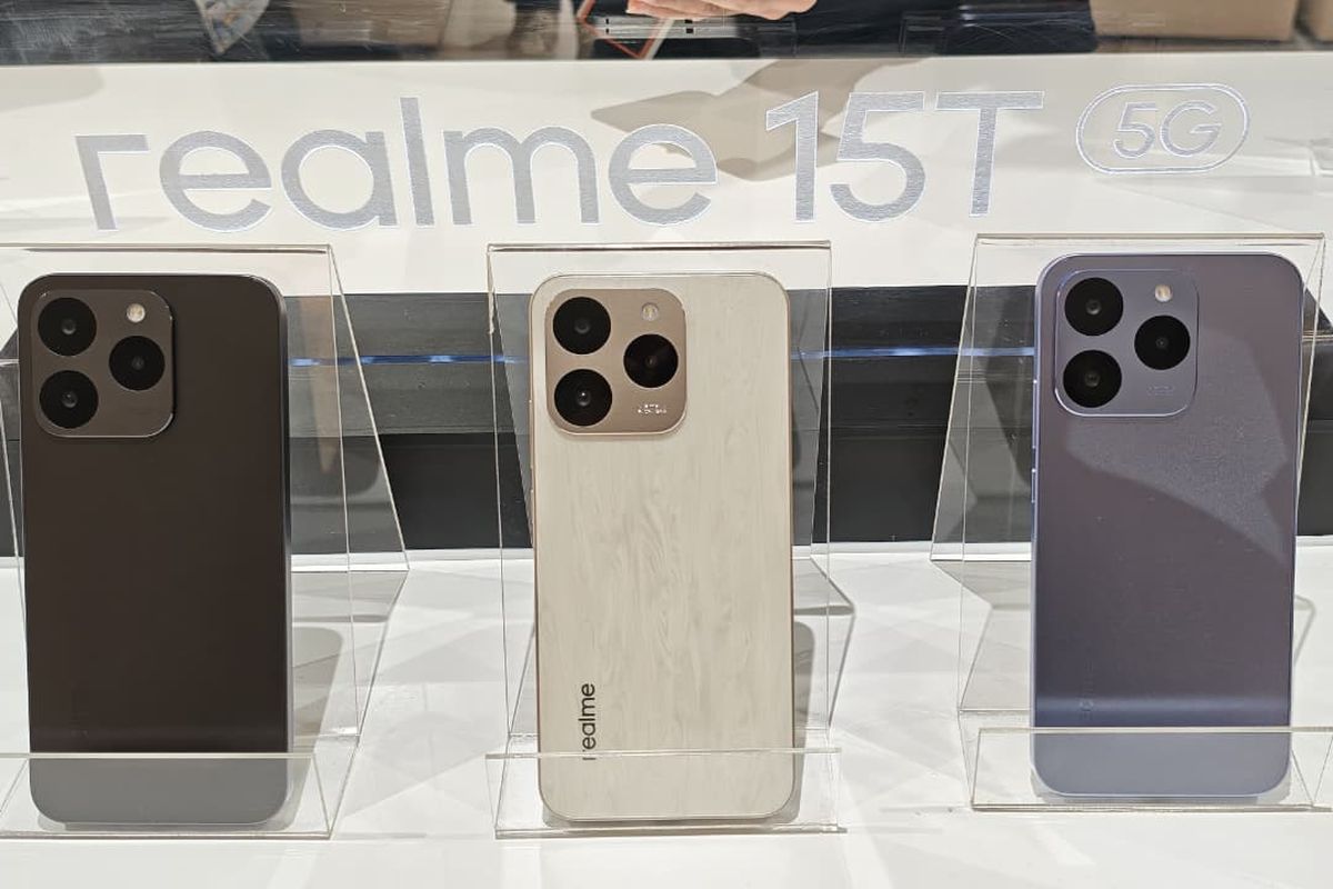 realme 15t 5g, spesifikasi realme 15t 5g, harga realme 15t 5g, Realme 15T 5G resmi, Realme 15T 5G indonesia, Menggenggam Realme 15T 5G, HP Tipis Baterai Besar yang Ringan di Tangan, Desain elegan dengan baterai jumbo 7.000 mAh, Dual kamera AI 50 MP, modul tipis, Pilihan warna beragam, Layar cerah, bisa sampai 4.000 nits, Performa cepat dan efisien