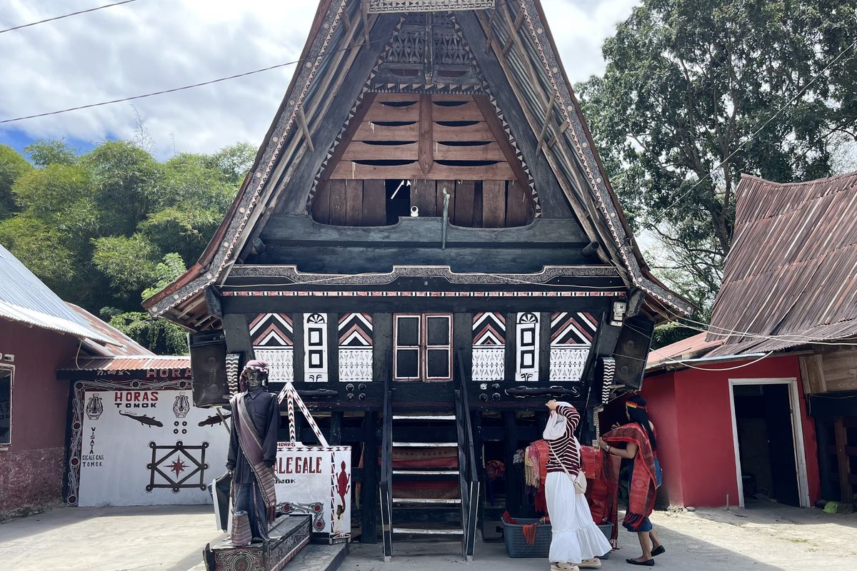 wisata pulau samosir, wisata sekitar danau toba, sigale-gale samosir, ikut tari tortor di sigale-gale, tari tor tor sigale gale, tarian tor tor sigale gale, wisata desa tomok, Harga dan Cara Ikut Menari Tor-tor di Sigale-gale Pulau Samosir
