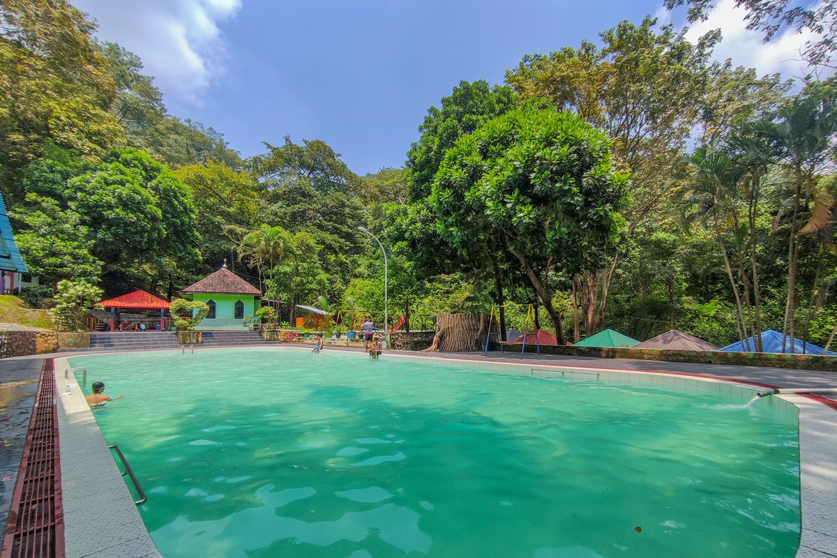 wisata, Batu Seribu, Umbul Pacinan: Wisata Air, Sejarah, dan Mitos di Geopark Gunung Sewu, Benang Merah Sejarah: Air Perjuangan Sambernyawa, Sendang Lele sebagai Penjaga Gerbang Sejarah , Kontras yang Harmonis, Antara Sakral dan Profan, Pelukan Sore dan Kehangatan di Balik Dinginnya Umbul