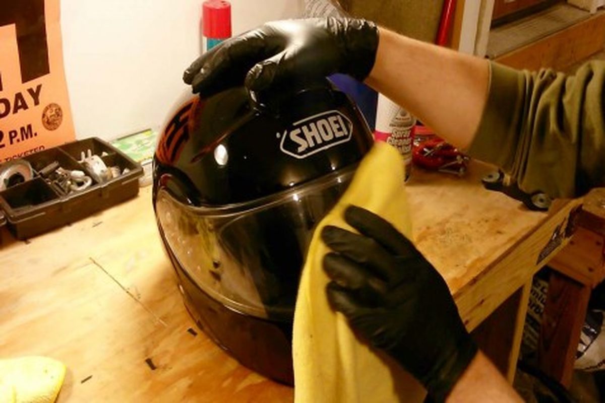 helm, Cara Merawat Kaca Helm agar Tidak Mudah Berembun Saat Hujan