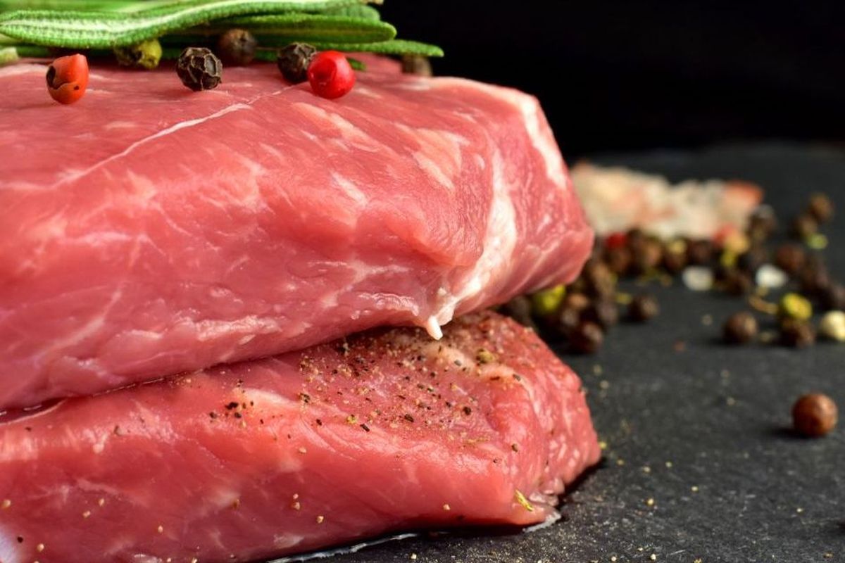 daging sapi, daging kambing, perbedaan daging sapi dan kambing, warna daging sapi, Tekstur daging kambing, Daging sapi, Daging kambing, tekstur daging kambing, 7 Perbedaan Daging Sapi dan Kambing, Wajib Tahu Sebelum Masak!, 1. Warna, 2. Tekstur, 3. Aroma, 4. Lemak, 6. Kandungan gizi, 7. Bentuk dan ukuran tulang