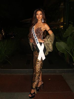 The Universe Ceremony, Miss Universe, Miss Universe Indonesia, Miss Universe Indonesia 2025, miss universe 2025, Sanly liu, miss universe indonesia sanly liu, sanly liuu miss universe indonesia, the universe ceremony, Potret Miss Universe Indonesia Sanly Liu Pakai Gaun Kebaya Motif Garuda