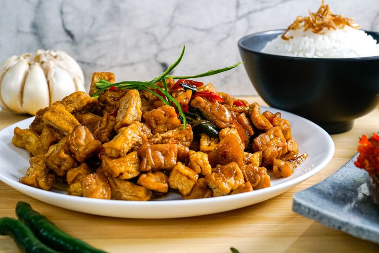 akhir bulan, 5 Ide Menu Masakan Murah Meriah di Akhir Bulan, Cocok untuk Anak Kos, 1. Telur ceplok tumis kecap, 2. Nasi goreng bakso telur, 3. Tumis Kangkung saus tiram, 4. Oseng tahu tempe, 5. Orak-arik telur buncis
