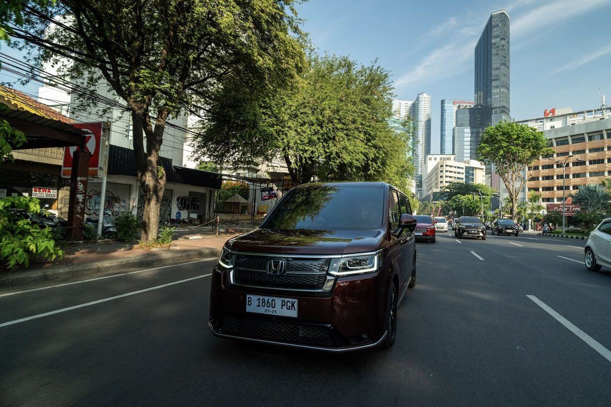 Honda, mobil, Honda Step WGN, Honda Step WGN e:HEV, Kelebihan dan Kekurangan Honda Step WGN e:HEV, Memperkenalkan Honda Step WGN e:HEV di Indonesia, Kenyamanan dan Visibilitas yang Memukau, Performa Mesin yang Responsif dan Halus, Mudah Dikendalikan di Berbagai Situasi, Kepraktisan dalam Pengaturan Fitur, Kelemahan yang Perlu Diperhatikan
