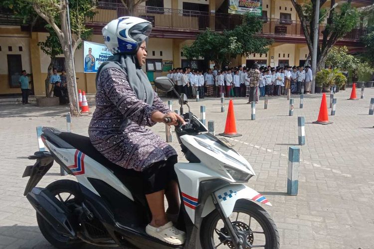 pandangan, posisi berkendara, belajar berkendara sepeda motor, Teknik Dasar Menjaga Keseimbangan Tubuh Saat Belajar Naik Motor