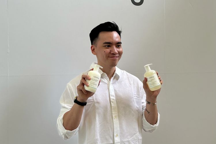 Rey Nathanael, masalah rambut, Rambut lepek, rambut rontok, rambut lepek, rey nathanael, masalah rambut orang indonesia, hairstylist rey nathanael, rambut orang indonesia, rambut orang indonesia adalah, 4 Masalah Rambut yang Sering Dialami Orang Indonesia Menurut Rey Nathanael, 1. Rambut lepek, 2. Scalp barrier rusak, 3. Rambut rontok, 4. Ketombe