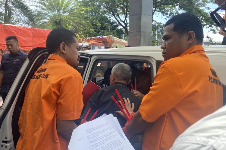 Prajurit TNI AD, Kacab bank BUMN dibunuh, pembunuhan kacab bank, penculikan kacab bank, 3 Prajurit Kopassus Jadi Tersangka Penculikan Kacab Bank BUMN, Identitas 3 Prajurit TNI yang Jadi Tersangka Pembunuhan Kacab Bank , Rekonstruksi Hadirkan 17 Tersangka, Termasuk Prajurit TNI, Kronologi Lengkap: Dari Penculikan hingga Korban Ditemukan Tewas, Pasal yang Dikenakan: Penculikan Mengakibatkan Kematian