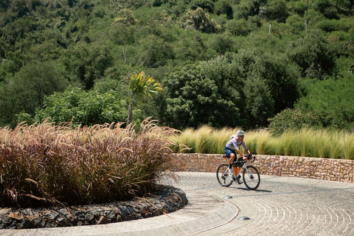 ultra cycling, Flores, Lintang Flores 2025, Labuan Bajo, sepeda ultra, labuan bajo, Lintang Flores 2025 Resmi Dimulai, Peserta Hadapi Tantangan dan Keindahan