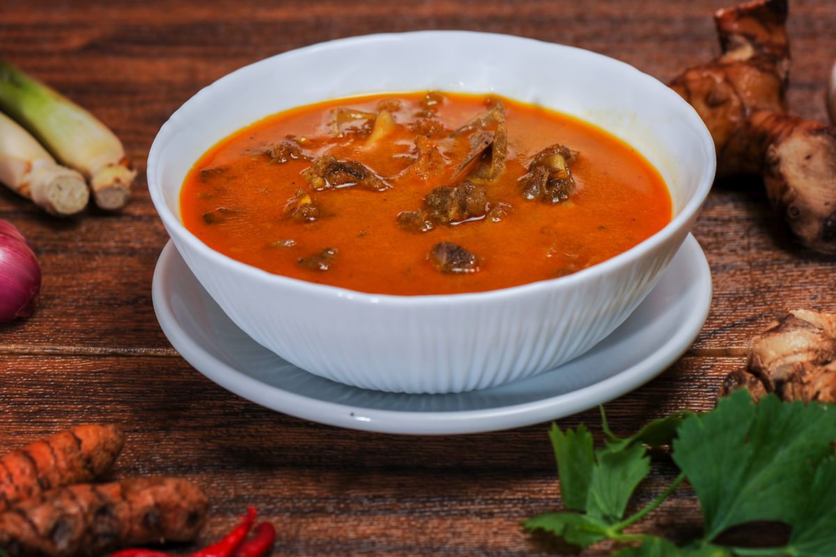 Cerita Akulturasi Arab-Jawa dalam Semangkuk Gule Kacang Hijau, Kampung Ampel dan Jejak Budaya Arab di Surabaya, Gule Kacang Hijau yang Tidak Banyak Orang Tahu, Tradisi yang Selalu Menghidupkan Rumah, Akulturasi yang Hidup Lewat Makanan, Menjaga Rasa, Menjaga Cerita