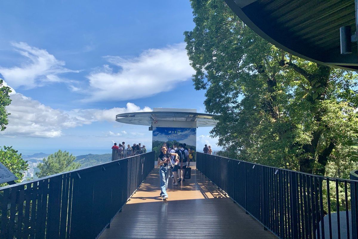 tempat wisata di malaysia, tempat wisata di malaysia yang wajib dikunjungi, tempat wisata di penang malaysia, daya tarik penang hill malaysia, wisata penang hill malaysia, 5 Daya Tarik Penang Hill Malaysia, Naik Kereta Kabel Tertinggi di Asia, 1. Naik Penang Hill Railway, 2. Berfoto di Skywalk, 4. Jajan makanan dan minuman, 5. Beli suvenir dan coba aktivitas lainnya