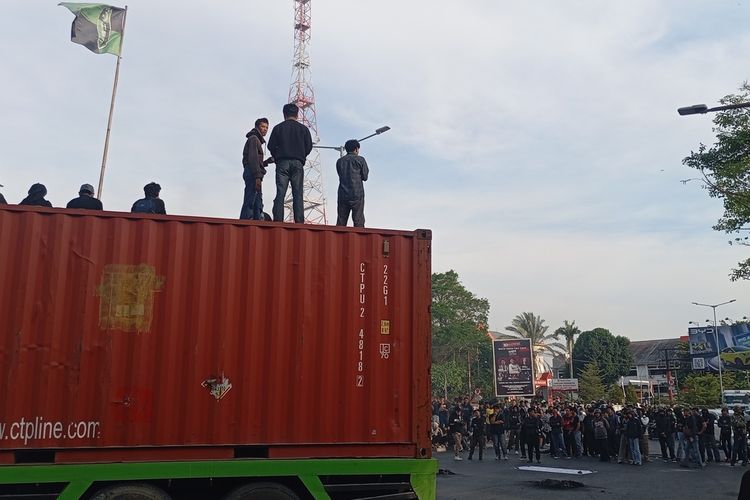 Makassar, Gubernur Sulsel, Gubernur Sulsel Andi Sudirman Sulaiman, demo Makassar, demo makassar hari ini, demo makassar memanas, demo makassar ricuh, Dini Hari Temui Massa dan Peluk Demonstran, Gubernur Sulsel: Kita Semua Mencintai Daerah Ini...