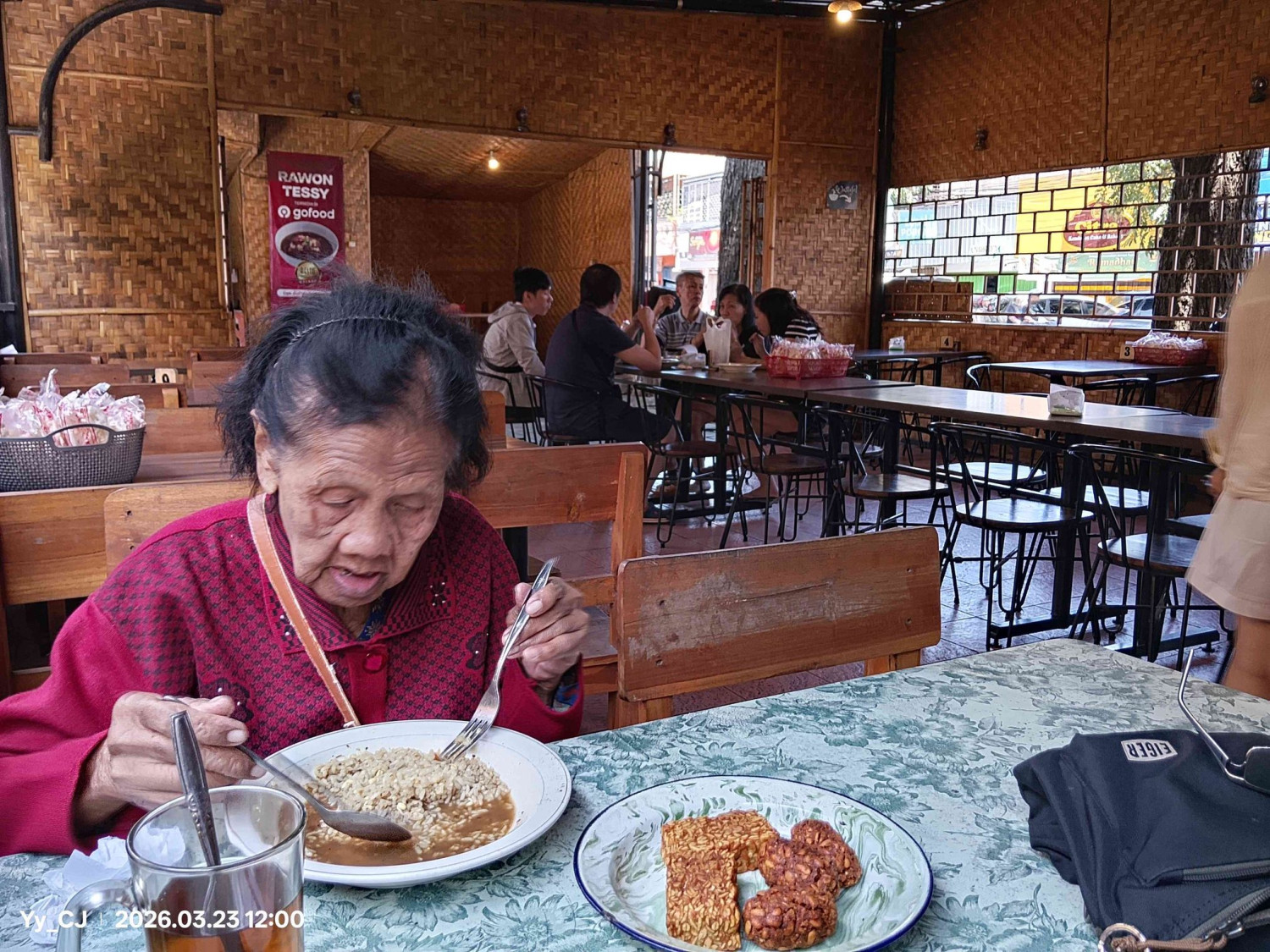 Rawon, Sepiring Rawon Tessy dan Cerita yang Tak Pernah Usang Sejak 1942, Rasa yang Bertahan Sejak 1942, Rawon yang “Ringan” tetapi Nendang, Makan Bersama Ibu, Kuliner Istimewa 