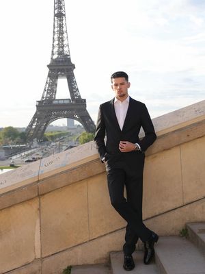 Jennifer Coppen, Justin Hubner, 8 Gaya Prewedding Jennifer Coppen dan Justin Hubner di Paris, Elegan dan Klasik, 1. Gaun ball gown klasik, 2. Gaya rambut, 3. Style Justin Hubner, 4. Veil panjang, 5. Nuansa monokrom yang timeless, 6. Pose editorial dengan tailoring maskulin, 7. Sentuhan soft glam makeup, 8. Gaya berdiri di tangga ikonik